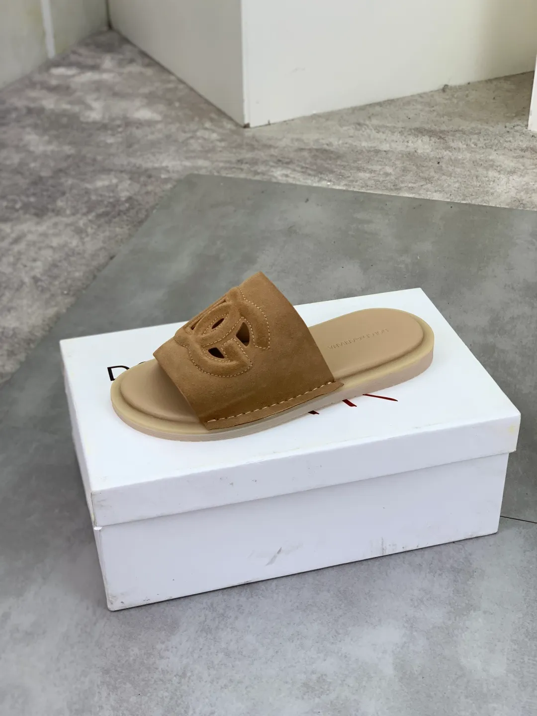 Men's shoes 💰P340 [New model] 💰High quality slippers💎💎💎 DG official website synchronizes the latest slippers 🩴 The highest version on the market, accept material comparison, shoe type comparison, process comparison, practical and textured, versatile and suitable for any occasion, the more you look at it, the more flavorful it becomes. Purely handmade craftsmanship - Upper material, calfskin imported from Italy 🇮🇹 - High-quality water-dyed sheepskin lining - Original high-quality private model customized combination outsole (super comfortable) -Size: 38-45 Color: 6️⃣ colors available